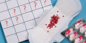 Antibióticos podem atrasar a menstruacao.